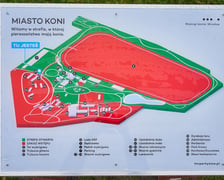 <p>Tablica informacyjna o wydzielonych na terenie Wrocławskich Tor&oacute;w Wyścigowych - Partynice strefach dla ludzi i koni (zielona) i tylko dla koni (czerwona)</p>