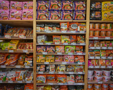 <p>W Okashi na Malarskiej 25 znajdziemy specjały z azjatyckich sklep&oacute;w</p>