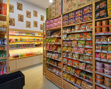 <p>W Okashi na Malarskiej 25 znajdziemy specjały z azjatyckich sklep&oacute;w</p>