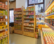 <p>W Okashi na Malarskiej 25 znajdziemy specjały z azjatyckich sklep&oacute;w</p>