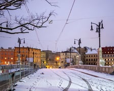 Wrocławscy seniorzy zrobili świetlną falę i most Pomorski Południowy rozbłysnął w sobotę światłem