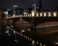 Wrocławscy seniorzy zrobili świetlną falę i most Pomorski Południowy rozbłysnął w sobotę światłem
