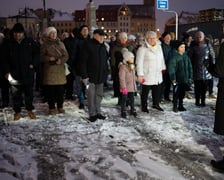 Wrocławscy seniorzy zrobili świetlną falę i most Pomorski Południowy rozbłysnął w sobotę światłem