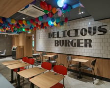 <p>Wnętrze nowo otwartego McDonalda przy ul. Ruskiej, w zabytkowym budynku dawnego Domu Towarowego Maxa Goldsteina &bdquo;Reussenhof&rdquo;&nbsp;</p>