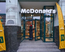 <p>Wejście do nowo otwartego McDonalda przy ul. Ruskiej, w zabytkowym budynku dawnego Domu Towarowego Maxa Goldsteina &bdquo;Reussenhof&rdquo;&nbsp;</p>