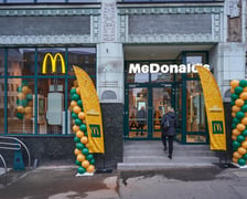 <p>Wejście do nowo otwartego McDonalda przy ul. Ruskiej, w zabytkowym budynku dawnego Domu Towarowego Maxa Goldsteina &bdquo;Reussenhof&rdquo;&nbsp;</p>