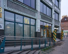 <p>Wejście do nowo otwartego McDonalda przy ul. Ruskiej, w zabytkowym budynku dawnego Domu Towarowego Maxa Goldsteina &bdquo;Reussenhof&rdquo;&nbsp;</p>