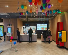 <p>Wnętrze nowo otwartego McDonalda przy ul. Ruskiej, w zabytkowym budynku dawnego Domu Towarowego Maxa Goldsteina &bdquo;Reussenhof&rdquo;&nbsp;</p>