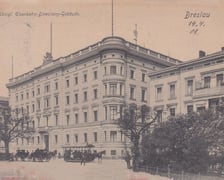 <p class="MsoNormal">Budynek Dyrekcji Kolei przy ul. Piłsudskiego, przed dworcem Gł&oacute;wnym. Z prawej dom mieszkalny dla urzędnik&oacute;w kolei (ok. 1901). Dzisiaj budynku Dyrekcji Kolei już nie ma.</p>
