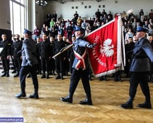 <p>Policjant, wynagrodzenie do 26 roku życia 5300 złotych netto</p>