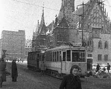 <p>Lata 1947-1949 , Pamiętacie jeszcze jak na Rynku jeździły tramwaje? Jeździly tam jeszcze pod koniec lat 70. ubiegłego stulecia.&nbsp;</p>