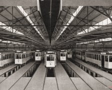 <p>Wnętrze hali w zajezdni tramwajowej "Dąbie" - lata 20. To jedna ze najstarszych zajezdni tramwajowych we Wrocławiu.</p>