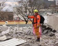 <p>Drugą metodą na sprawdzenie kierunku wiatru jest sypanie pudru, na zdjęciu Timasz Kwiatkowski</p>