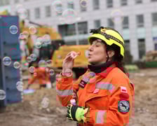 <p>Monika Krzyżanowska, sprawdza, w kt&oacute;rą stronę wieje wiatr, aby prawidłowo posłać psa na poszukiwanie zapachu</p>