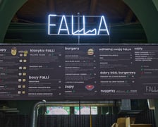 <p>FALLA - koncept kulinarny, kt&oacute;ry łączy nowoczesną kuchnię wegetariańską z elementami Bliskiego Wschodu. W menu m.in. wrapy, burgery, hummusy i zupy.</p>
<p><a href="https://halaswiebodzki.pl/foodcourt/falla/" target="_blank" rel="noopener">Menu dostępne jest na stronie Hali.</a></p>