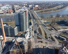 <p>Browary Wrocławskie powstały w miejscu, gdzie od początku XIX wieku istniał "Brauerei Pfeifferhof'', Carla Scholtza, a po 1945 r. Browar Piastowski. Historia tego miejsca została zachowana w nowym wydaniu powstającego tu od kilku lat osiedla.&nbsp;</p>