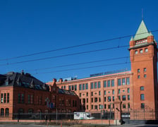 <p>Browary Wrocławskie powstały w miejscu, gdzie od początku XIX wieku istniał "Brauerei Pfeifferhof'', Carla Scholtza, a po 1945 r. Browar Piastowski. Historia tego miejsca została zachowana w nowym wydaniu powstającego tu od kilku lat osiedla.&nbsp;</p>