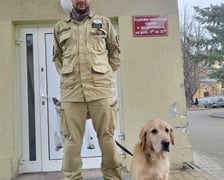 Na zdjęciu pies ratowniczy Orion i jego opiekun kpt Albert Kościński