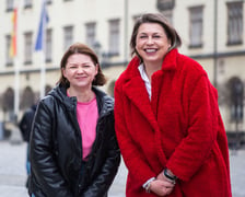 <p>Karina Szymańska-Szewczyk (z prawej) i Natalia, Ukrainka, kt&oacute;rej udzieliła schronienia we Wrocławiu</p>