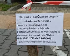 Na  zdjęciu widoczna jest kartka, na której jest napisane m.in. W związku z nagrywaniem programu ?Kuchenne rewolucje? prosimy o nieparkowanie na oznaczonych taśmą miejscach postojowych