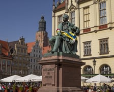 Na zdjęciu pomnik Aleksandra Fredry na wrocławskim Rynku, przepasany symbolicznie szarfami we wrocławskich i ukraińskich barwach.