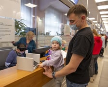 Na zdjęciu tata z córką, którzy musieli wyjechać z Ukrainy, załatwiający w urzędzie miejskim nadanie numeru PESEL