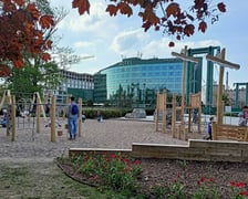 <p>Ten plac zabaw znajduje się w centrum miasta na Wyspie Bielarskiej.&nbsp;</p>
<p>&nbsp;</p>
<p>Zobacz na mapie, gdzie dokładnie znajduje się plac zabaw na Wyspie Bielarskiej:</p>
<p><iframe style="border-width: 0px; border-style: initial;" src="https://www.google.com/maps/embed?pb=!1m18!1m12!1m3!1d10018.157154402008!2d17.02477036127421!3d51.116959903562396!2m3!1f0!2f0!3f0!3m2!1i1024!2i768!4f13.1!3m3!1m2!1s0x470fe9dc10f7ac67%3A0x3017325d964ab562!2sPlac%20Zabaw!5e0!3m2!1spl!2spl!4v1677509757082!5m2!1spl!2spl" width="600" height="450" allowfullscreen="allowfullscreen"></iframe></p>