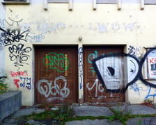 <p>Na zdjęciu: budynek dawnego kina Lw&oacute;w przy ul. Hallera 15 we Wrocławiu</p>