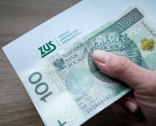 <p>Przykładowo, osoba, kt&oacute;rej emerytura wynosi obecnie najniższą gwarantowaną kwotę, czyli 1338,44 zł. Po waloryzacji otrzyma 250 zł więcej, czyli 1588,44 zł. W skali roku oznacza to dodatkowe 3000 zł.</p>
<ul>
<li>Emerytura w wysokości 2000 zł wzrośnie o 296 zł do kwoty 2296 zł. Oznacza to dodatkowe 3552 zł w skali roku.&nbsp;</li>
<li>Emerytura w wysokości 3 tys. zł, będzie wynosiła po waloryzacji 3444 zł (wzrost o 444 zł). Co przełoży się na 5328 zł podwyżki w skali roku. (kwoty brutto)</li>
</ul>