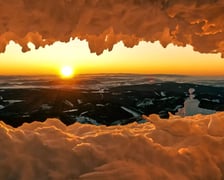 WOM Śnieżka (Wysokogórskie Obserwatorium Meteorologiczne). Przy pięknej pogodzie i dobrej widzialności ze Śnieżki można podziwiać widoki na odległość kilkudziesięciu kilometrów.