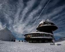 WOM Śnieżka (Wysokogórskie Obserwatorium Meteorologiczne). Przy pięknej pogodzie i dobrej widzialności ze Śnieżki można podziwiać widoki na odległość kilkudziesięciu kilometrów.