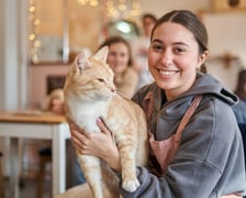 Kot Cafe . Kocia kawiarnia we Wrocławiu. Na zdjęciu Ola i jeden z kotów