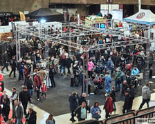 Motocykliści i odwiedzający targi Wrocław Motorcycle Show / zdjęcia archiwalne