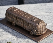 Autobus Ogórek został postawiony na nagrobku Tomasza Surowca - człowieka, który zatrzymał Wrocław w 1980 roku