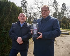 Autobus Ogórek został postawiony na nagrobku Tomasza Surowca - człowieka, który zatrzymał Wrocław w 1980 roku