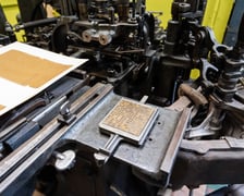 <p>Monotyp 1948 r. - maszyna służy do odlewu czcionek i łamania składu</p>
