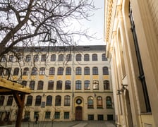 <p>Podw&oacute;rko przed Synagogą pod Białym bocianem przy ulica Włodkowica</p>