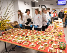 <p>Uczniowie&nbsp;Zespołu Szk&oacute;ł Gastronomicznych we Wrocławiu przygotowali dla gości poczęstunek, ciasta i żurek</p>