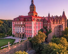 <p><strong>Zamek Książ</strong></p>
<p>Zamek Książ w Wałbrzychu jest najpiękniej położonym zamkiem w Polsce &ndash; wznosi się na cyplu skalnym i otoczony jest lasami.&nbsp;</p>
<p>To miejsce idealne do spędzenia wypoczynku w niepowtarzalnej, zamkowej scenerii. Nie brakuje tu r&oacute;wnież atrakcji:</p>
<ul>
<li>dzienne i nocne zwiedzanie zamku,</li>
<li>wizyta w palmiarnii z egzotyczną, unikatową roślinnością (ok. 2 km od zamku),</li>
<li>podziemna trasa turystyczna,</li>
<li>szlaki piesze i rowerowe na terenie otaczającego parku, a wśr&oacute;d nich malownicza Dolina Pełcznicy i Jeziorko Daisy,</li>
<li>wydarzenia kulturalne.</li>
</ul>
<p>Hotel zlokalizowany jest w trzech oficynach pałacowych. Pok&oacute;j dla dw&oacute;ch os&oacute;b kosztuje <strong>350 zł za noc</strong> (cena r&oacute;żni się od typu pokoju). <a href="https://ksiazhotel.pl/pokoje" target="_blank" rel="noopener">Szczeg&oacute;ły na stronie hotelu.</a></p>