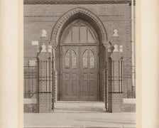 widok na portal i drzwi wejściowe do szkoły przy ulicy Tęczowej, 1891-1892