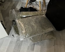 Znalezione przez policję przedmioty w mieszkaniu we Wrocławiu