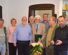 Ryszard Bielawski z pracownikami wrocławskiego zoo i byłym dyrektorem ogrodu Radosławem Ratajszczakiem