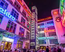 <p><strong>Wrocławskie neony</strong></p>
<p>Podw&oacute;rko przy ul. Ruskiej 46 to najbardziej rozświetlone miejsce we Wrocławiu.&nbsp;O zmroku rozjaśnia je ok.&nbsp;<strong>22&nbsp;kolorowych neon&oacute;w.&nbsp;</strong>Znajdziemy tu sentymentalne neony z dawnego kina Dworcowego, potężnych rozmiar&oacute;w Elam z ul. Chorwackiej, Rumcajsa z ul. Powstańc&oacute;w Śląskich, Modę Polską z Rynku czy Grand Hotel z ul. Piłsudskiego.</p>
<p>Podw&oacute;rko przy Ruskiej 46 to wyjątkowe miejsce, służące działaniom artystycznym i aktywnościom kulturalnym. Jest siedzibą wielu artyst&oacute;w, muzyk&oacute;w, organizacji, stowarzyszeń, fundacji i instytucji działających w r&oacute;żnorodnych dziedzinach kultury. To r&oacute;wnież popularne miejsce na zdjęcia i spotkania towarzyskie.</p>
<ul>
<li>Neony można oglądać codziennie, wstęp wolny.</li>
</ul>