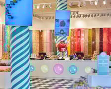 <p><strong>Sweet Factory Store</strong></p>
<p>Sweet Factory Store to&nbsp;najsłodszy sklep ze słodyczami we Wrocławiu! Znajduje się w samym centrum miasta &ndash; na placu Solnym, tuż przy Rynku.</p>
<p>W ofercie jest bogaty wyb&oacute;r żelek, gum, cukierk&oacute;w, lizak&oacute;w, pianek, słodyczy bezglutenowych oraz wegańskich z całego świata. Słodycze są sprzedawane na wagę &ndash; <strong>cena: 9,99 zł za 100g.</strong></p>
<p>Zestaw można skomponować samodzielnie albo wybrać z gotowych zestaw&oacute;w prezentowych.&nbsp;</p>
<ul>
<li>Godziny otwarcia sklepu: od poniedziałku do niedzieli w godz. 10:00-22:00.</li>
</ul>