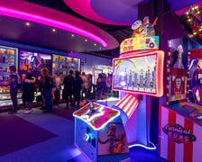 <p><strong>Gamestate</strong></p>
<p>Salon gier Gamestate znajduje się w galerii handlowej Wroclavia (na drugim piętrze, koło kina i strefy gastronomicznej).</p>
<p>Znajdziemy tu rozrywkę dla każdego, zar&oacute;wno dla dorosłych, jak i dla dzieci. Na odwiedzających czeka <strong>ok.</strong> <strong>50 r&oacute;żnych gier</strong>, wśr&oacute;d nich m.in. Pac-man, Mario Kart, Cymbergaj, NBA Hoops oraz seria gier tanecznych Pump It Up. Jest też wirtualny King Kong z Wyspy Czaszki.</p>
<p>Dzięki ogromnej r&oacute;żnorodności gier cyfrowych Gamestate tworzy zr&oacute;żnicowaną i niezwykłą <strong>gamę zajęć rekreacyjnych</strong>, kt&oacute;ra wyr&oacute;żnia się na tle rozrywkowych miejsc w naszym mieście.</p>
<ul>
<li>Aby zagrać trzeba wykupić abonament i pobrać kartę, kt&oacute;rą aktywuje się wybrany przez nas automat&nbsp;&ndash; do wyboru są cztery abonamenty;</li>
<li>Godziny otwarcia: poniedziałek 12:00-00:00, od wtorku do piątku: 10:00-23:00, sobota 10:00-00:00.</li>
</ul>