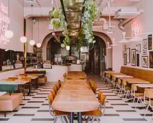 <p><strong>Iggy Pizza</strong></p>
<p>Do tej włoskiej restauracji ustawiają się długie kolejki! <strong>Iggy Pizza</strong> (przy ul. Kuźniczej 10) przyciąga do siebie zar&oacute;wno miłośnik&oacute;w neapolitańskiej pizzy, jak i instagramowych miejsc. Nic dziwnego, że trafiła w gusta wrocławskiej młodzieży.</p>
<p>Wnętrze lokalu zostało stworzone przez artyst&oacute;w i lokalnych rzemieślnik&oacute;w w stylu lat 60-tych i 70-tych. Są tu r&oacute;żowe ściany, obrazy, lustra, rośliny i neony, kt&oacute;re aż się proszą o zdjęcia. Z pewnością widzieliście je w mediach społecznościowych!</p>
<ul>
<li><a href="http://www.iggypizza.pl/menu.htm" target="_blank" rel="noopener">Menu można zobaczyć na stronie restauracji;</a></li>
<li>Godziny otwarcia: od niedzieli do czwartku w godz. 13:00-22:00; piątek i sobota w godz. 13:00-00:00.</li>
</ul>