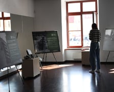 <p>Na wystawie prezentowane są plansze informacyjne o zniszczonych miastach</p>