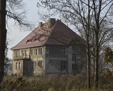 <div>Pałac położony jest we wsi&nbsp;Drołtowice na terenie powiatu Oleśnickiego, około 50 km od Wrocławia. Zabudowa znajduje się na działce o powierzchni&nbsp;3,3972 ha. Znajdują się tam grunty rolne, pastwiska oraz lasy i łąki.&nbsp;</div>
<p>&nbsp;</p>
<div class="css-bgzo2k er34gjf0">Nieruchomość wpisana do rejestru zabytk&oacute;w wojew&oacute;dztwa kaliskiego pod numerem rejestru 643/A - zesp&oacute;ł pałacowy: dawna oficyna, spichlerz, stajnia, obora &ndash; położone w Drołtowicach. W gł&oacute;wnym budynku położony jest nowy dach. W pobliżu znajduje się też zbiornik wodny.&nbsp;<br /><br />Pałac rodu von Korn w Drołtowicach, zlokalizowany na dz. nr 376/3 AM-2, nie istnieje &ndash; spłonął w 1945 r. i został rozebrany w latach 50. XX w.; prawdopodobnie zachowały się fundamenty &ndash; obecnie niewidoczne w terenie. Na dz. nr 381/6 AM-2 posadowiony jest budynek oficyny (pałac tzw. Neues Haus), wzniesiony około 1910 r. o powierzchni zabudowy około 300,25 m2 i powierzchni użytkowej około 458,58 m2. Z dawnego kompleksu pałacowo-folwarcznego zachował się budynek gospodarczy na dz. nr 376/3 AM-2, bramy wjazdowe z częścią ogrodzenia i ciąg budynk&oacute;w gospodarczych na dz. nr 432 AM-2 (nie będących przedmiotem sprzedaży). Działki nr 376/3, 381/3, 381/6 AM-2 znajdują się w granicach parku krajobrazowego wpisanego do rejestru zabytk&oacute;w.</div>