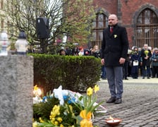 Uroczystość pod pomnikiem Bohaterów Getta we Wrocławiu w 80. rocznicę wybuchu powstania w getcie warszawskim
