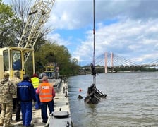 Wydobycie wraku samochodu przez policyjnych płetwonurków